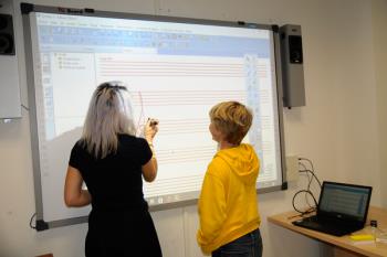 Incorpora pizarras digitales en sus aulas de música y movimiento y lenguaje musical