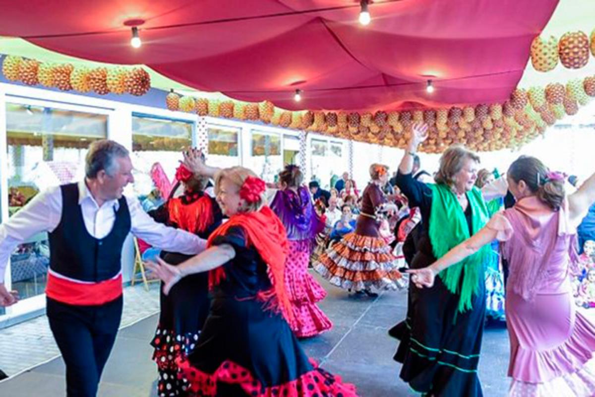 Coros rocieros, grupos de baile y ambiente festivo nos trae un pedazo de la fiesta sevillana