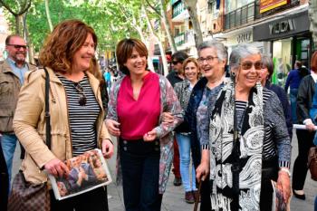 Dolores Delgado junto con la candidata socialista del municipio han recorrido las calles y comercios de la ciudad