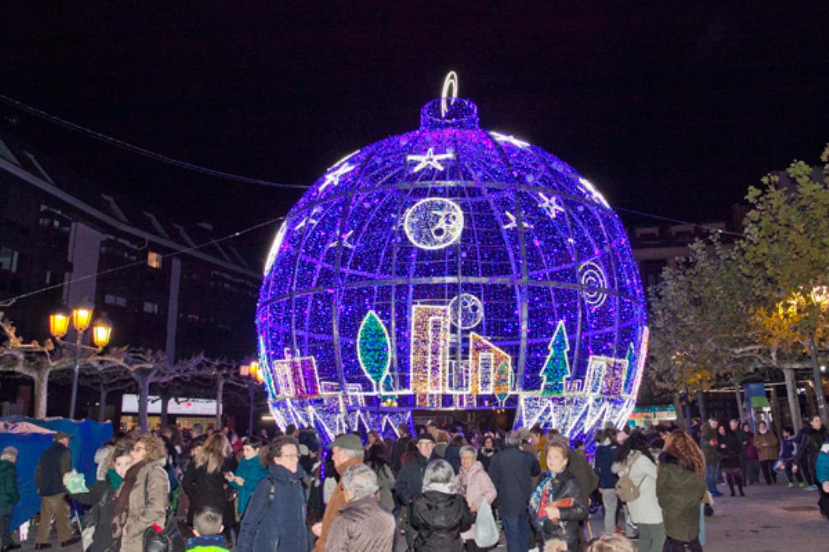 Nuestra ciudad recibió las Fiestas con el encendido de una gran bola de luz 