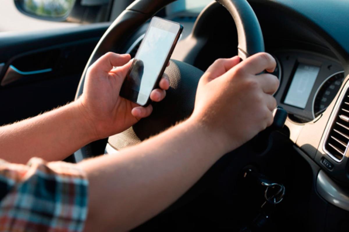 El uso del teléfono móvil mientras se conduce es una de las causas más comunes de la gestión de multas