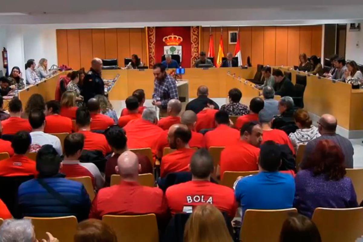 Varios agentes acudieron a la sesión plenaria para protestar disfrazados de 'Los Increíbles' y con una careta del alcalde, Narciso Romero 