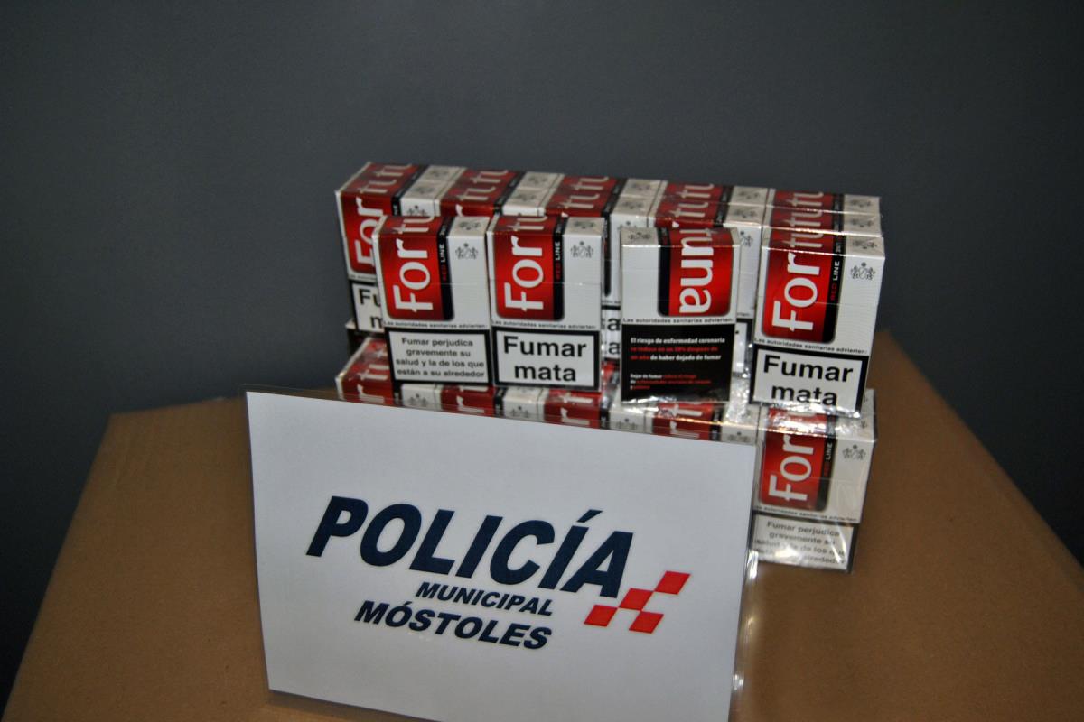 En el mismo negocio, se han intervenido 39 cajetillas de cigarros sin sellar y productos pirotécnicos no autorizados