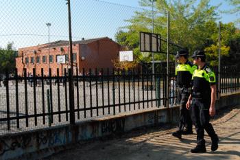 Se impartirán charlas sobre alcohol, drogas, violencia o acoso escolar, entre otras temáticas de interés para los jóvenes, además de disuadir la presencia de extraños en los alrededores de los centros