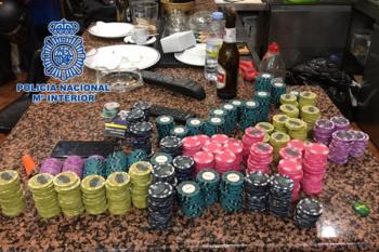 Los agentes han identificado a 28 jugadores que participaban en la partida ilegal en tres mesas