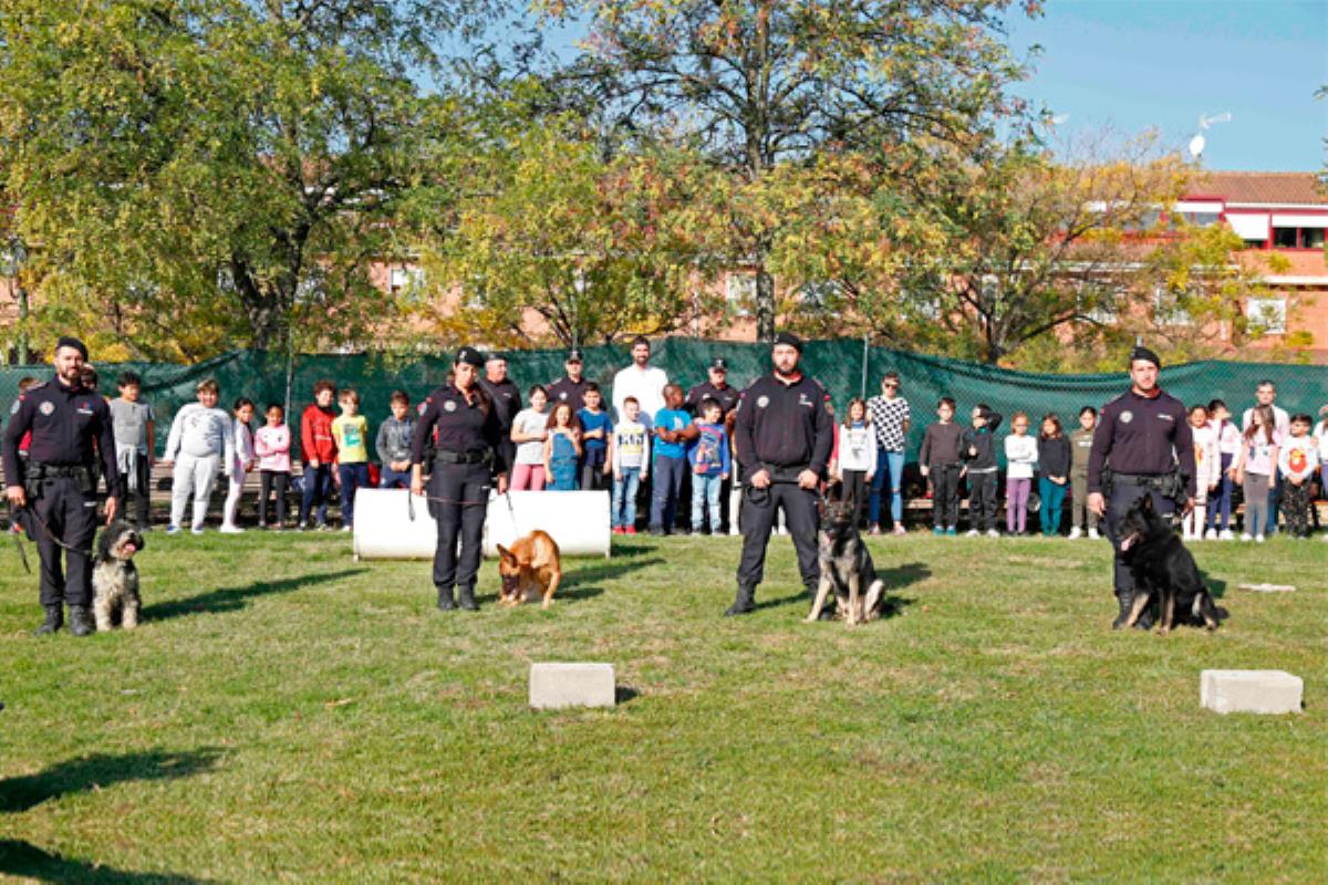 Los agentes caninos enseñaron sus habilidades a alumnos de primaria de Móstoles