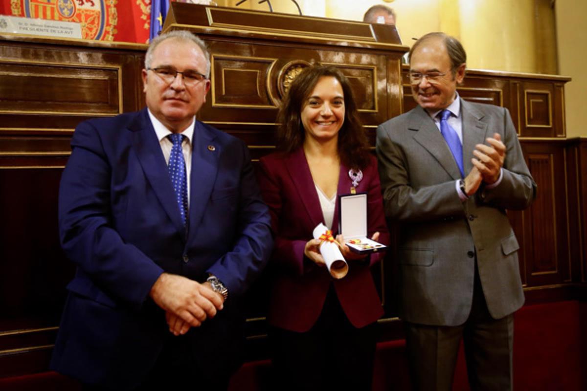 Sara Hernández recogió esta distinción de manos de la Asociación de Víctimas del Terrorismo
