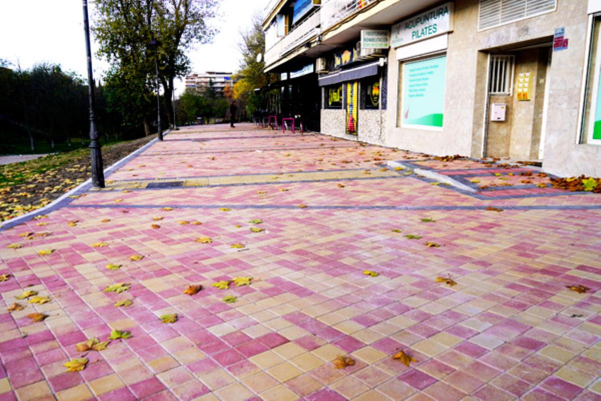 El enlosado antiguo y deteriorado de las aceras ha sido sustituido por otro más moderno y multicolor