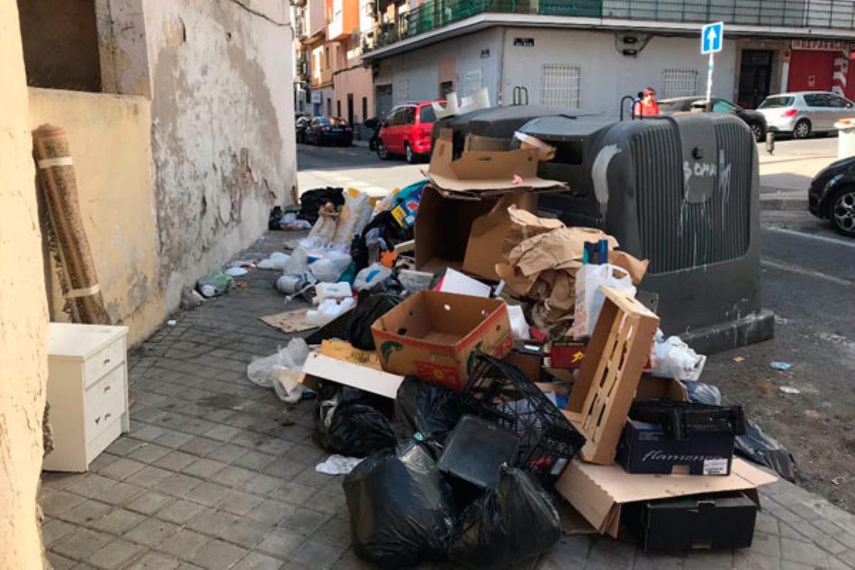 Vecinos del distrito denuncian una falta de limpieza tras la ingente acumulación de basura