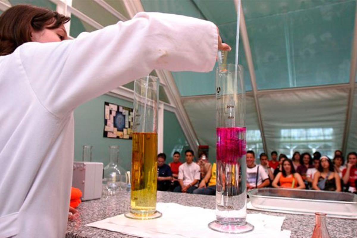 Experimentos y chocolate en el Instituto de Educación Secundaria Vallecas- Magerit