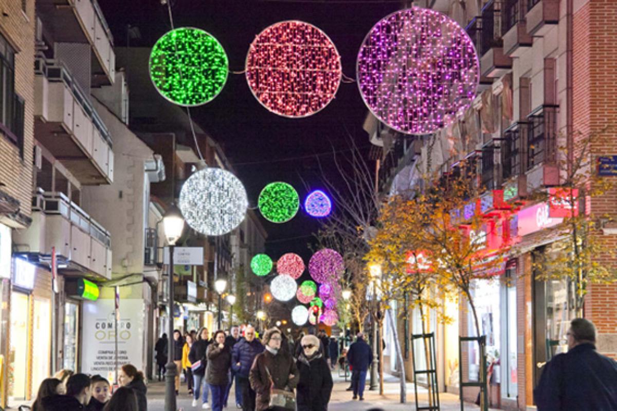 Cientos de leganenses han pasado por la Plaza de la Fuente Honda para hacerse una foto junto a la bola 