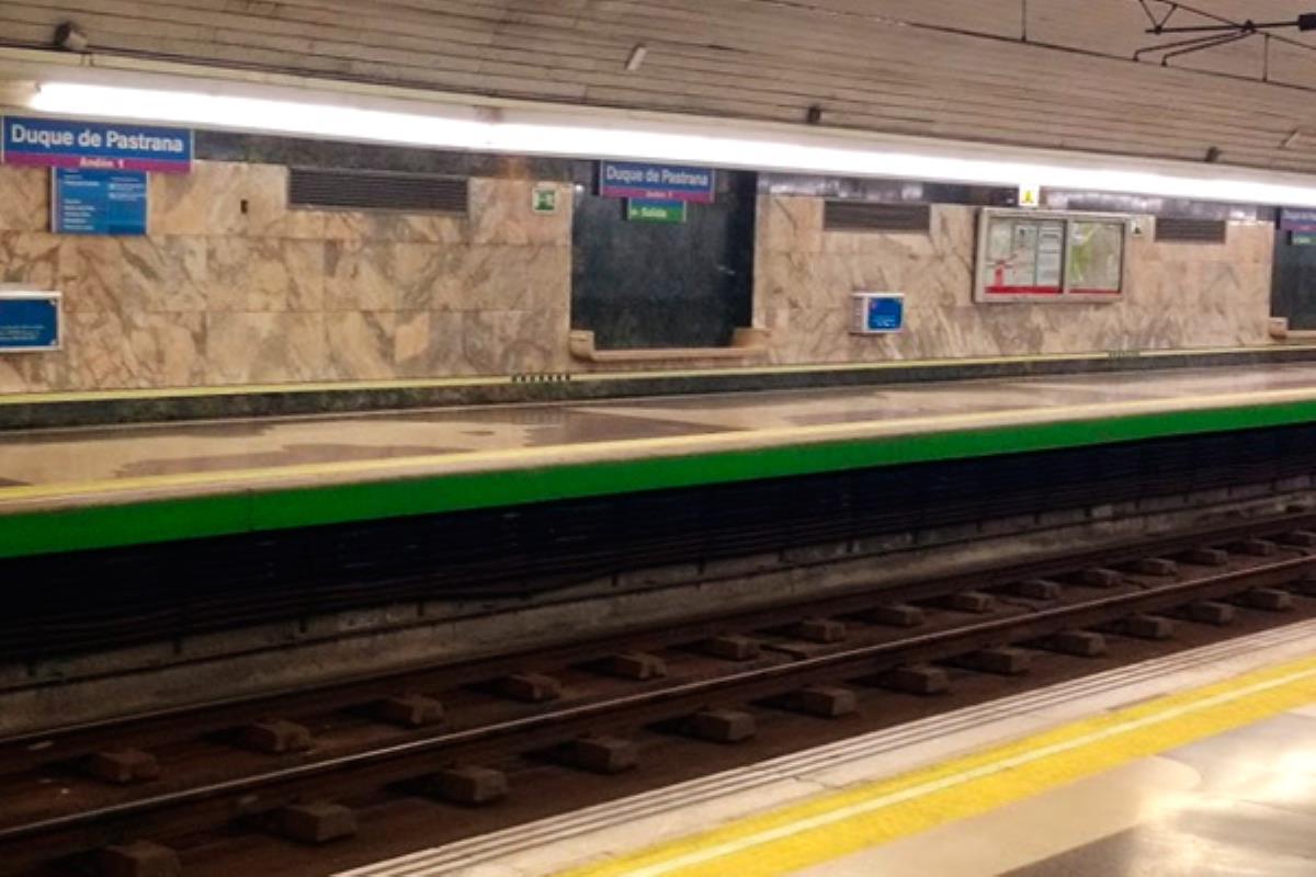 El lunes a última hora, se desprendió un falso techo con amianto que obligó a cerrar la estación de Metro