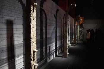 La organización aumenta los días para visitar, en el Centro de Exposiciones Arte Canal , la demandada muestra sobre el Holocausto