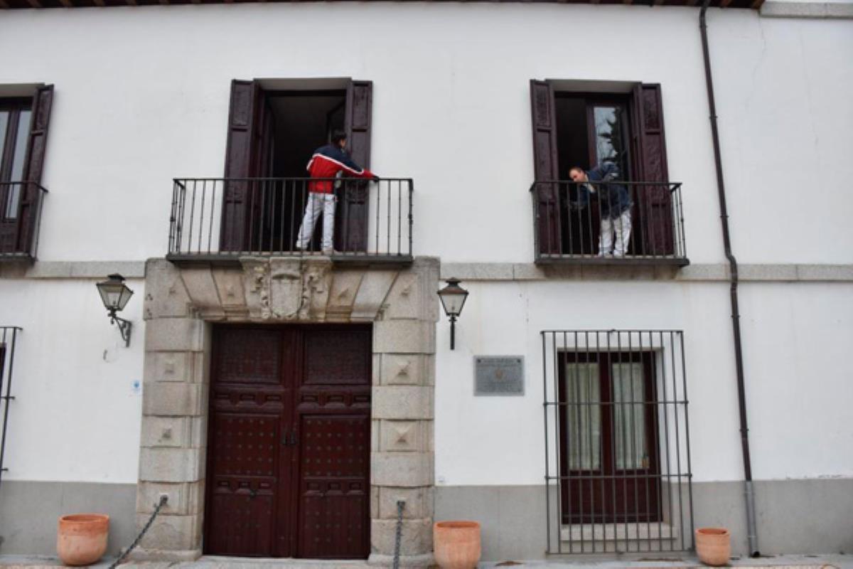 El ayuntamiento de la ciudad ha repintado sus contraventanas, barandillas y verjas