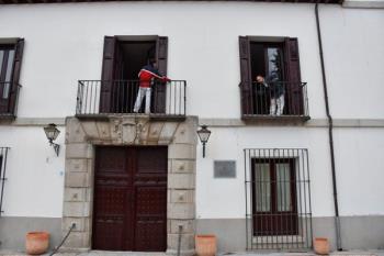 El ayuntamiento de la ciudad ha repintado sus contraventanas, barandillas y verjas