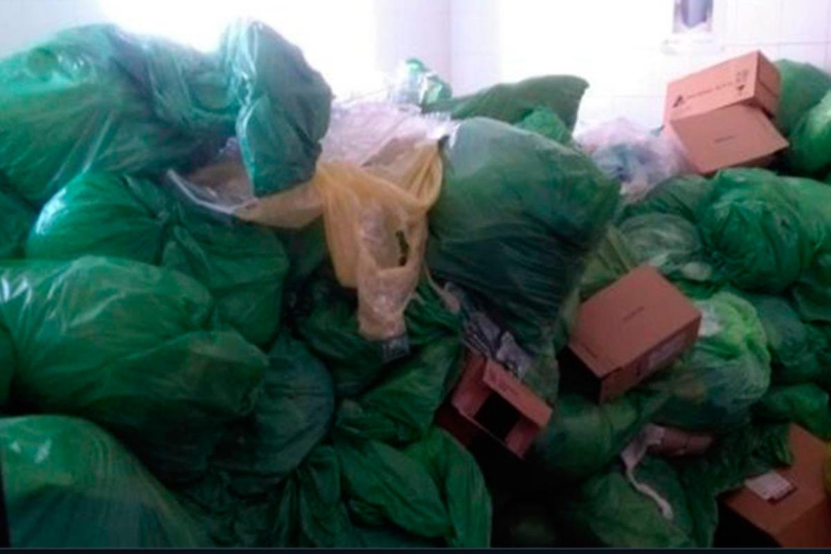 Tras cuatro días de basura acumulada, el personal subcontratado de limpieza desconvoca la huelga