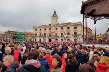 Cientos de personas, en su mayoría mujeres, se han manifestado en el centro de Alcalá