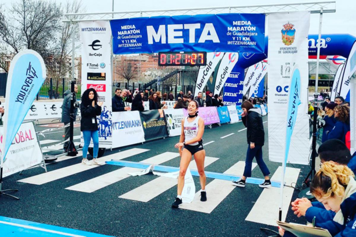 Cruzó la meta en primera posición con un tiempo de 1:21:23