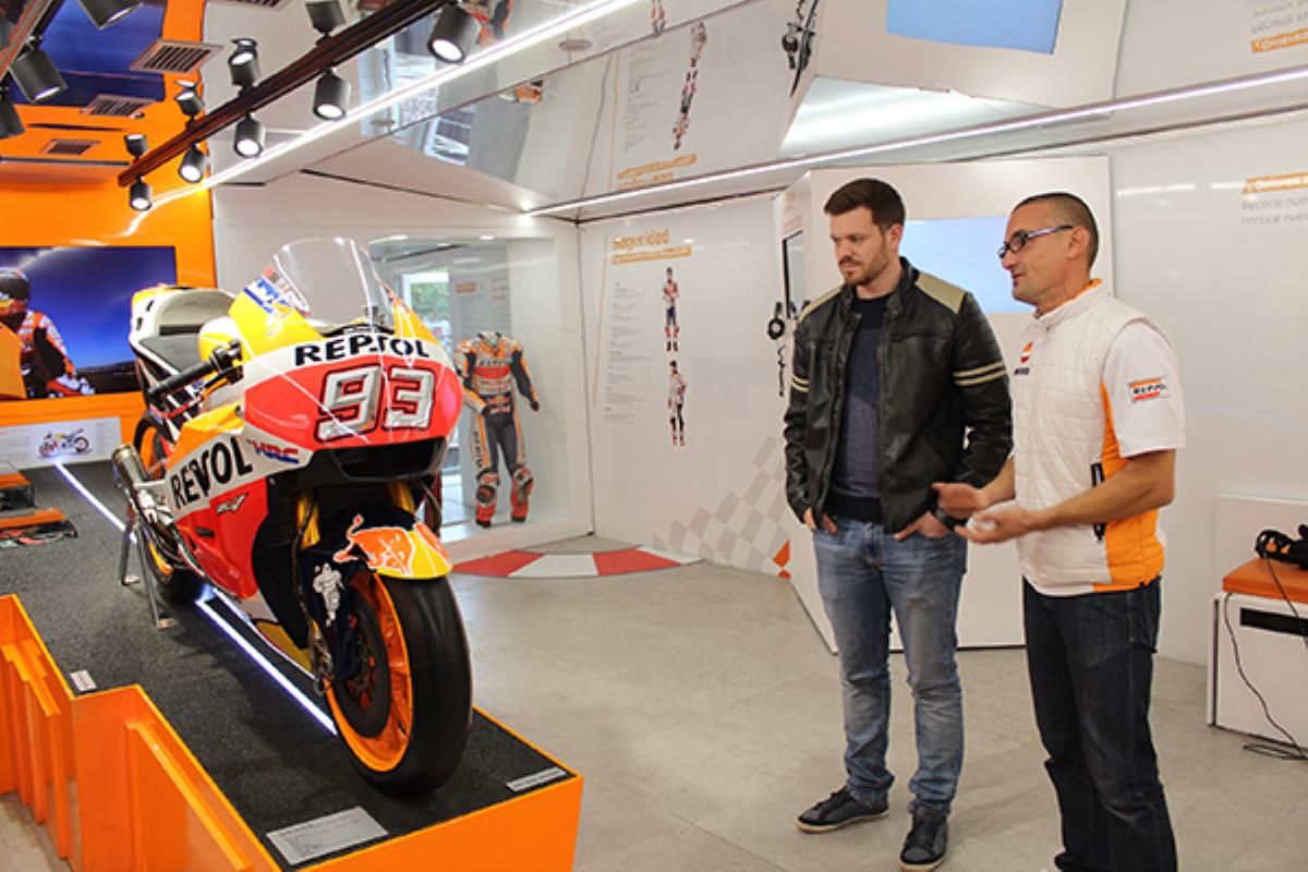 La exposición "Repsol Racing Tour" se ha instalado junto al kiosko de la música