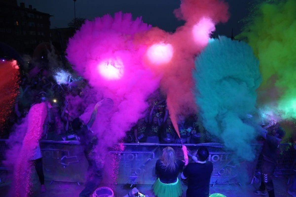 Más de 5.000 personas participan en la prueba lúdico-deportiva de 5km, polvos neón y luces ultravioleta que animaron la noche del sábado