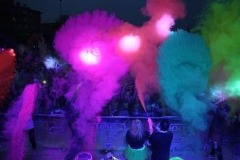 Más de 5.000 personas participan en la prueba lúdico-deportiva de 5km, polvos neón y luces ultravioleta que animaron la noche del sábado