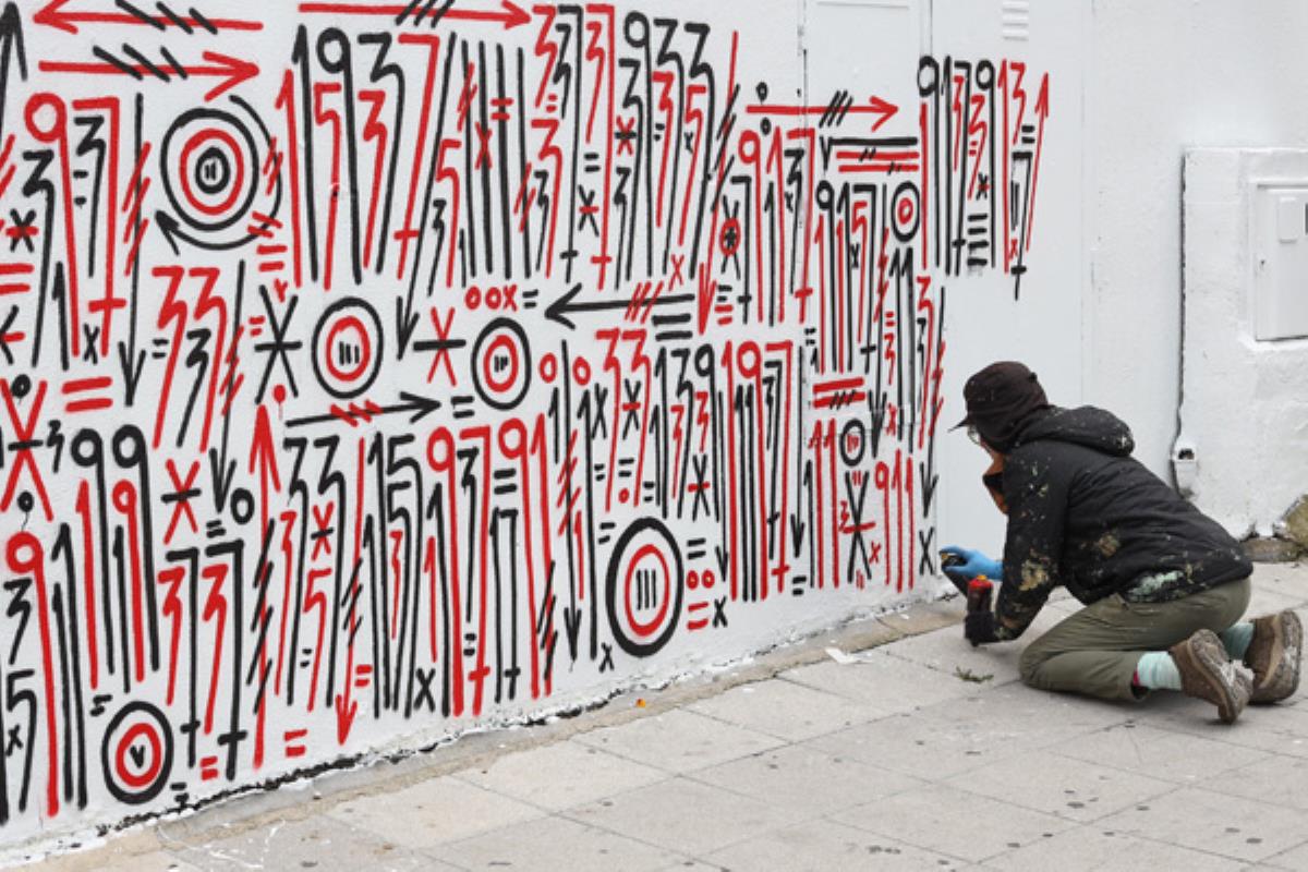 El artista catalán está trabajando en la fachada del polideportivo Fernando Martín