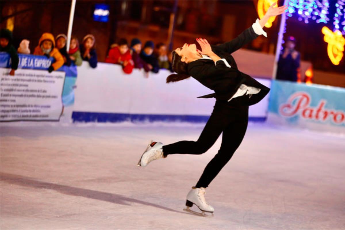 La pista de hielo de la calle Real servía como escenario para la actuación de la campeona internacional