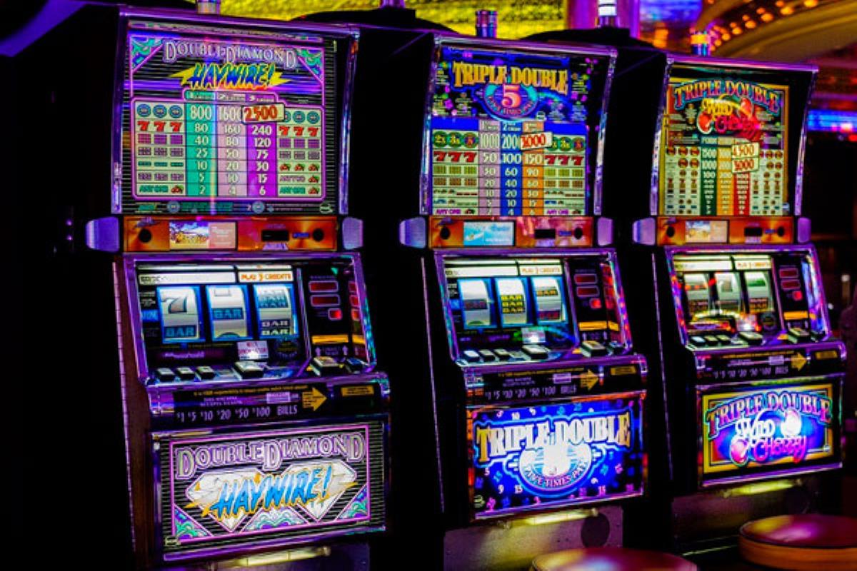 Jóvenes de barrios obreros se organizan contra la ‘droga’ del siglo XXI, las casas de apuestas