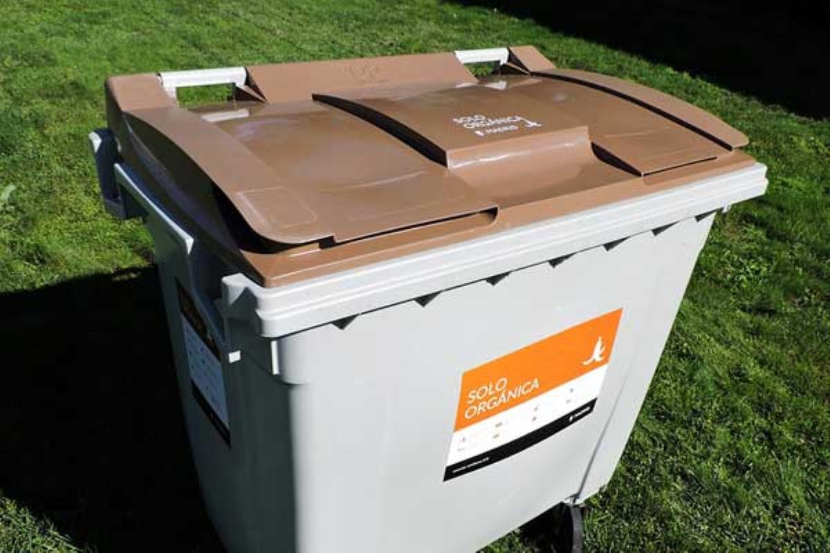 Se instalarán cubos de dos ruedas con tapa marrón para depositarlos