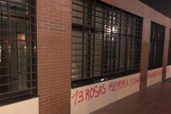 Cristales reventados, un extintor vaciado y la fachada pintada con alusiones a las Trece Rosas