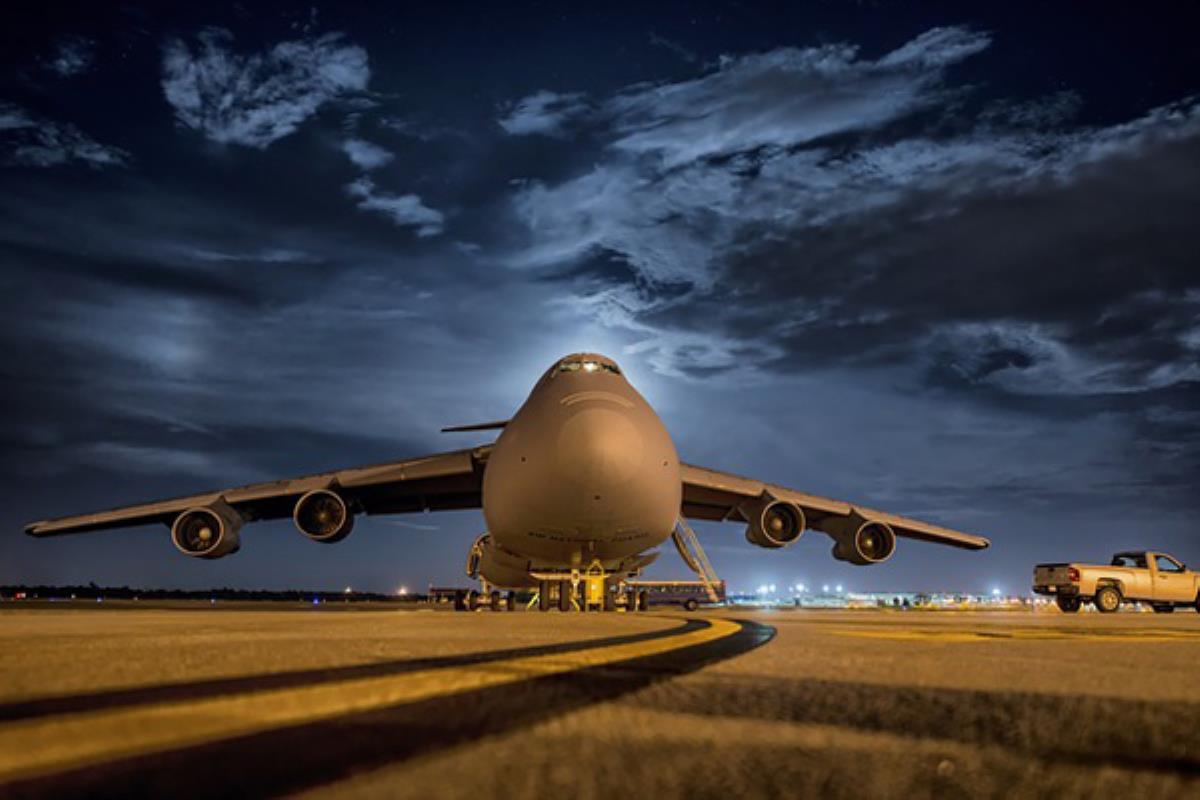 La T2 se bloquea por la concentración de afectados que protestan contra el sobrevuelo de aviones 