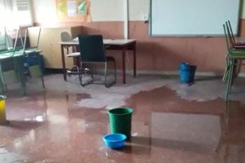 Un grupo de madres cuenta cómo el colegio está lleno de goteras y humedades
