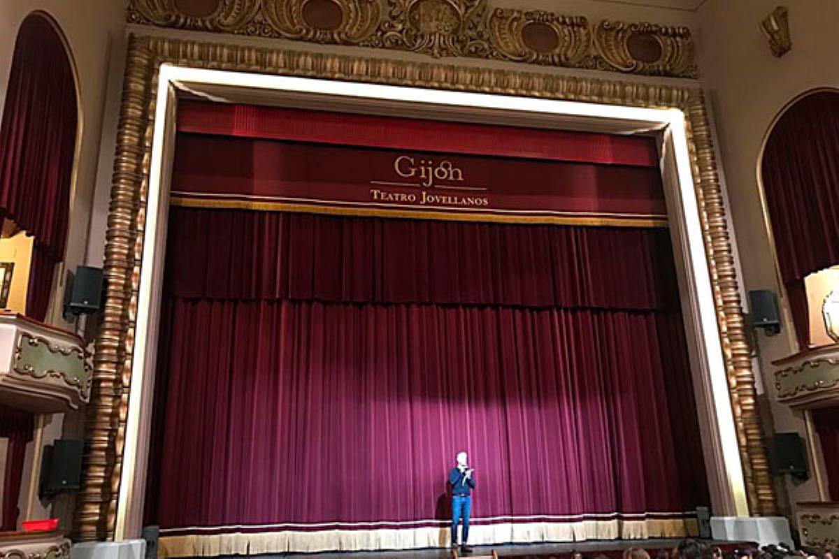 La compañía residente en Coslada representó una versión del Lago de los Cisnes en 3D