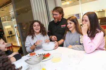 El cocinero Álvaro Smit ha enseñado a los más jóvenes a cocinar de forma saludable