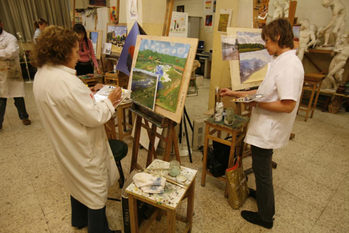 Ya está abierto el plazo de inscripción para los 48 cursos y 15 talleres que ofrece la Universidad Popular en los centros culturales de Loranca y La Paz
