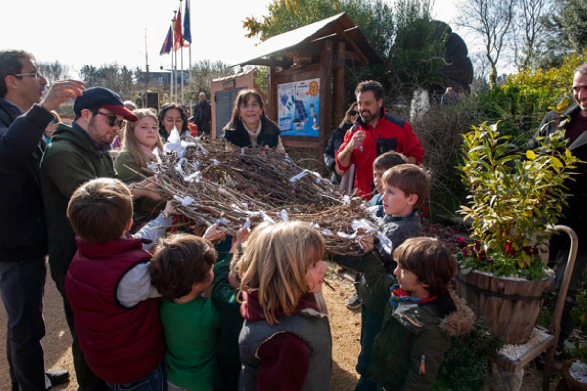 Voluntarios celebran el Día de la Educación Ambiental colocando nidos en el Aula de Educación Ambiental