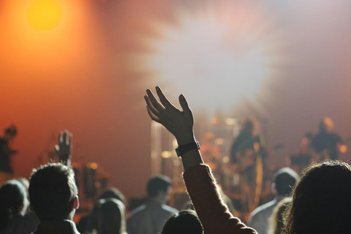 Este año se ha habilitado una segunda entrada a los conciertos por el puente del lago