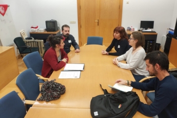 Acompañadas por el edil de Unidas Podemos, David Cobo, Ana Belén y Elena se reunieron con la diputada Vanesa Lillo