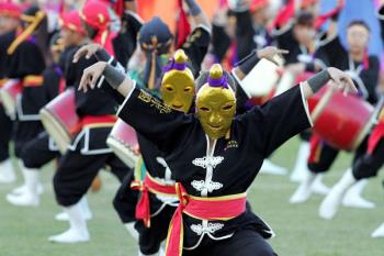 La exposición, promovida por Albia Servicios Funerarios en colaboración con la Agencia EFE, aboga por la superación de la muerte en su concepción más negativa