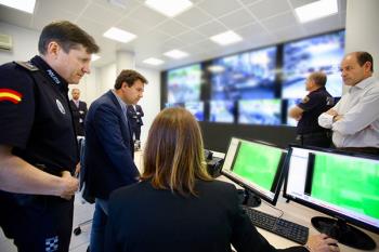 El alcalde, José de la Uz, ha visitado el centro de pantallas de la nueva red inteligente de cámaras