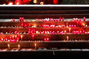 Noche de velas en señal de protesta por el uso de animales durante las Fiestas Patronales