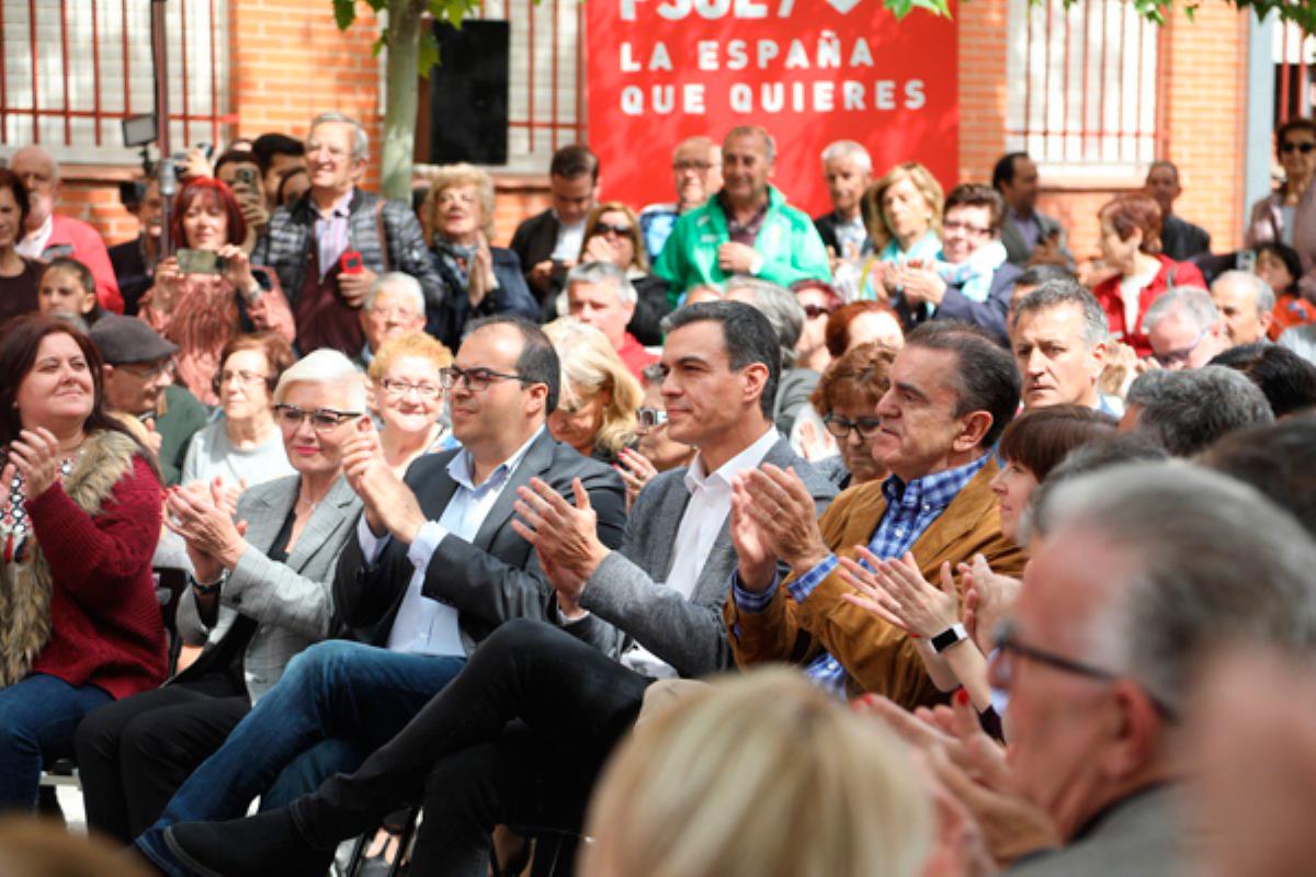 El candidato socialista pasó por el Centro de Mayores Juan Muñoz como parte de la campaña electoral