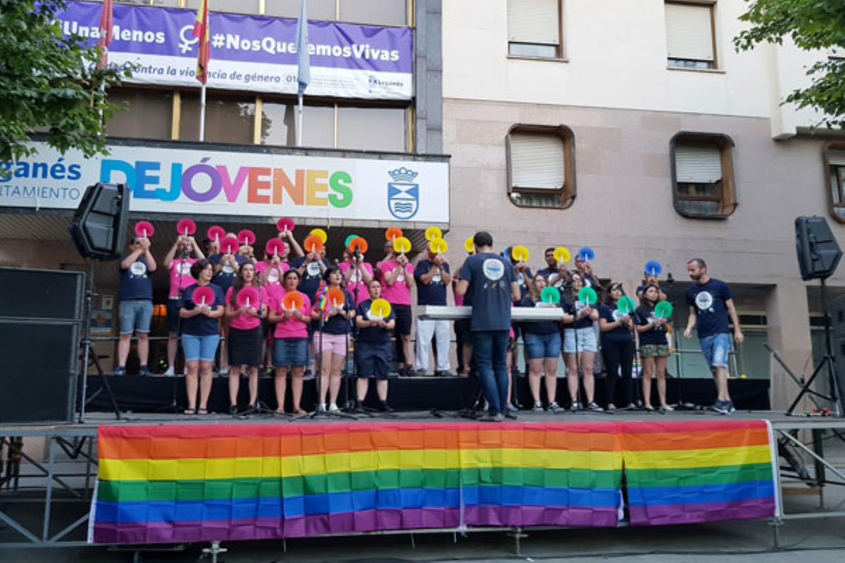 La exposición 'LGTBI y humor' y el Concierto de Voces LGTBI abrieron el programa de actividades