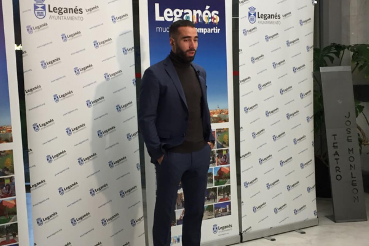 Los galardonados recibieron la distinción a manos del alcalde de Leganés