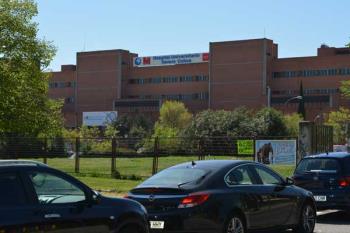 El Grupo Municipal afirma que el hospital, que dispone de 386 camas, mantiene actualmente 91 cerradas