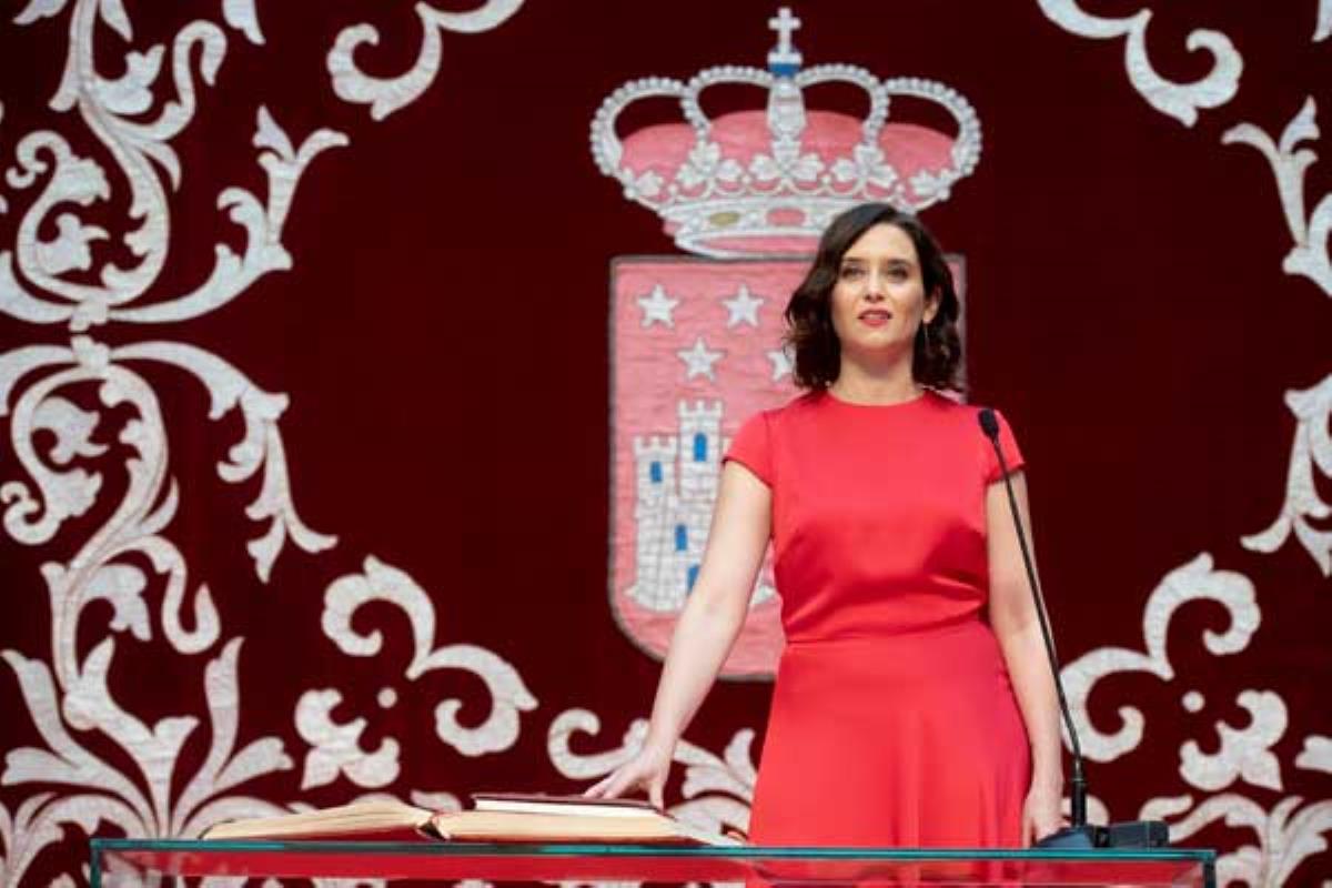 La presidenta de la Comunidad de Madrid toma posesión del cargo, convirtiéndose en la tercera mujer al frente del ejecutivo regional