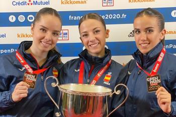 La karateka alcalaína consigue la medalla de oro junto con sus compañeras Marta Vega y Raquel Roy. 