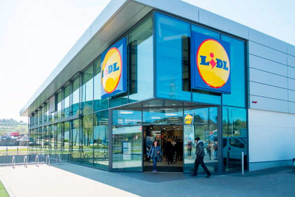 La cadena alemana inaugura además su sección de platos preparados para competir con otros supermercados