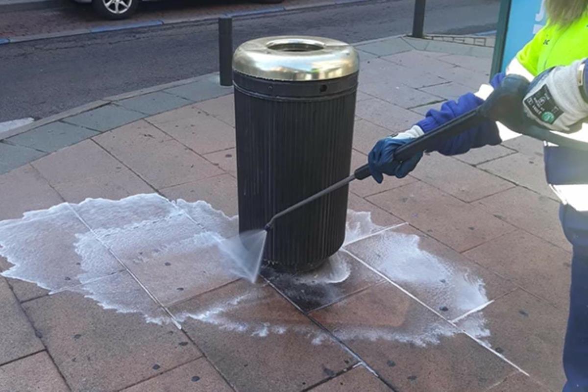 Tres equipos de hidrolimpieza trabajan con jabón y agua
