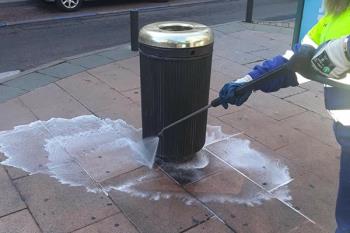 Tres equipos de hidrolimpieza trabajan con jabón y agua

